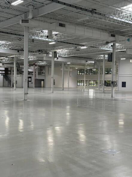 More Photos Of 1400 Busch Pky, Buffalo Grove Manufacturing For Sale
