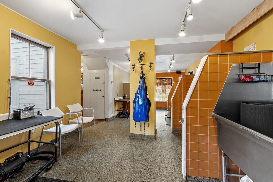More Photos Of 489 Concord Ave, Cambridge Veterinarian Kennel For Sale