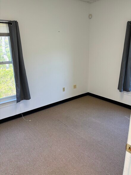 More Photos Of 95 N Leslie Rd, North East Office Residential For Lease