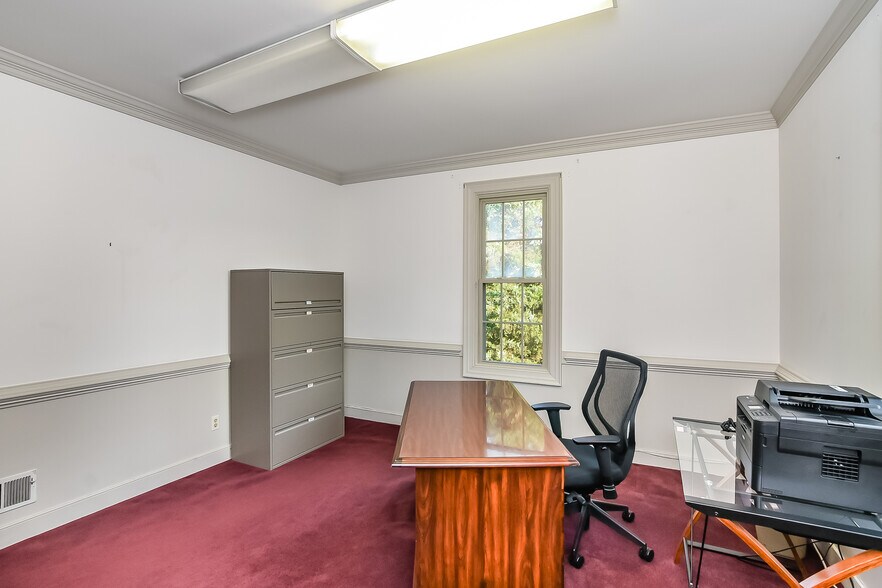 More Photos Of 1900 E Parham Rd, Henrico Office For Sale