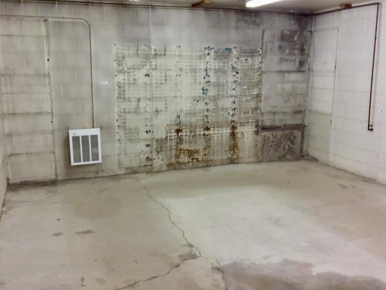 More Photos Of 172 N 2nd St, Granby Warehouse For Sale