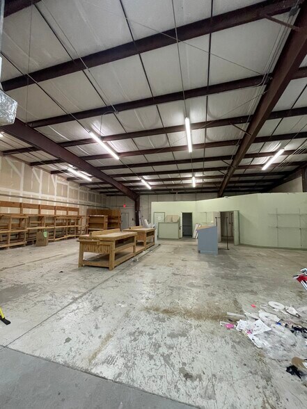 More Photos Of 6656 Columbia Park Dr, Jacksonville Warehouse For Lease