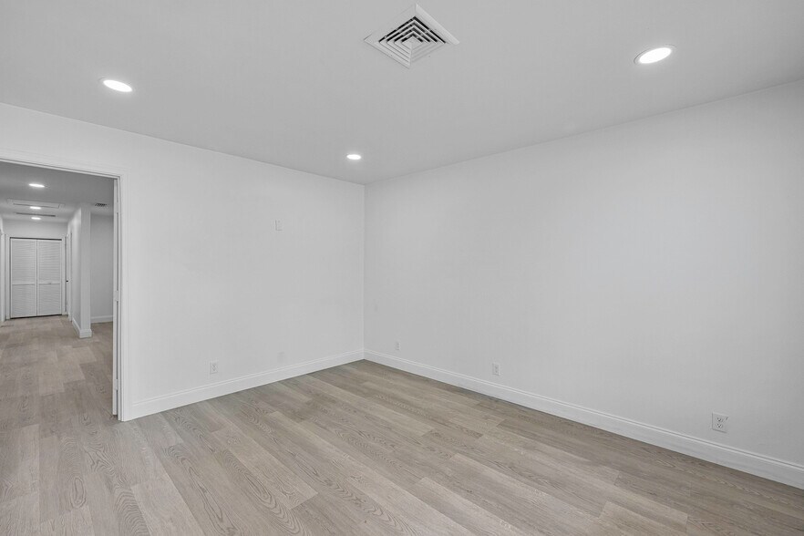 More Photos Of 4625 SE Dixie Hwy, Stuart Office For Sale