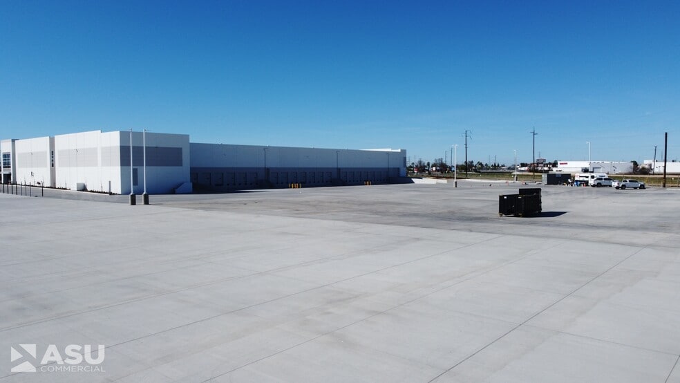 More Photos Of 2204 Coffee Rd, Bakersfield Showroom For Lease