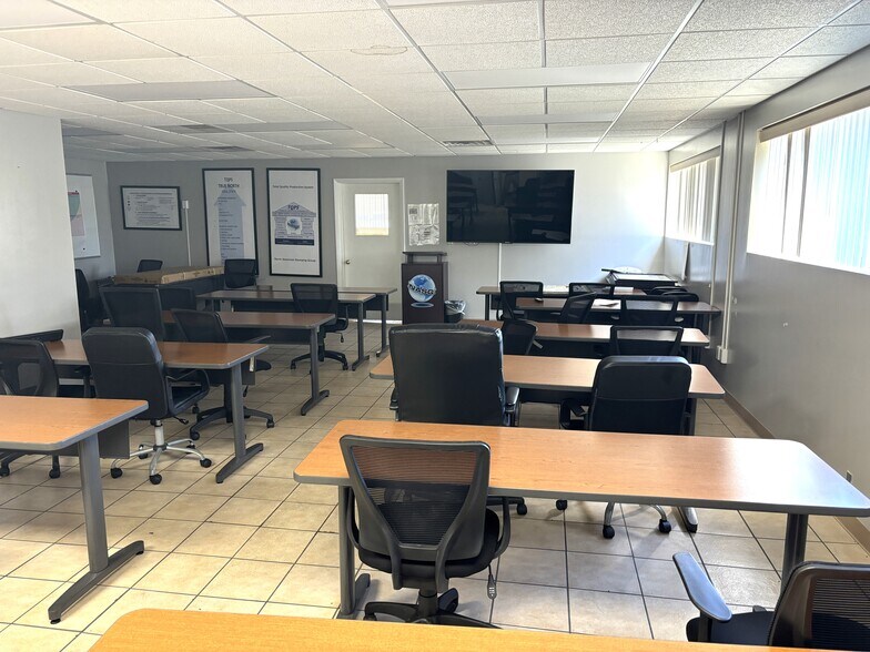 More Photos Of 3401 W 8th St, Muncie Warehouse For Sale