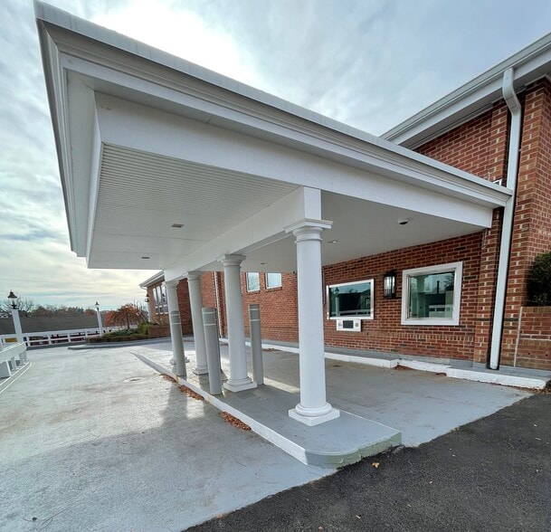 More Photos Of 208 Elm St, New Canaan General Retail For Lease