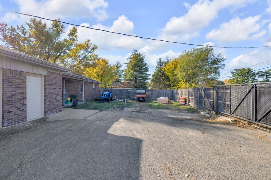 More Photos Of 7601 Milhouse Rd, Indianapolis Office For Sale