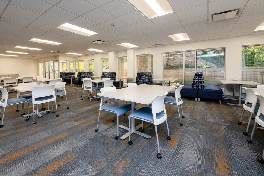 More Photos Of 25209-25249 Country Club Blvd, North Olmsted Unknown For Lease