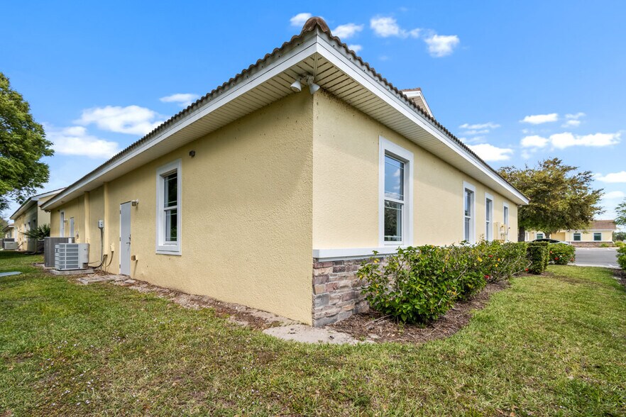 More Photos Of 934 Cypress Village Blvd, Sun City Center Office For Sale