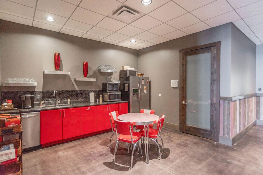 More Photos Of 170 N Perry Rd, Plainfield Freestanding For Lease