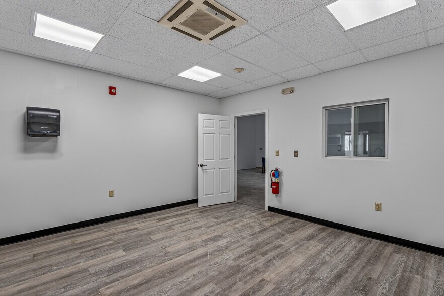 More Photos Of 430 Chapel Hill Rd, Oakdale Freestanding For Lease