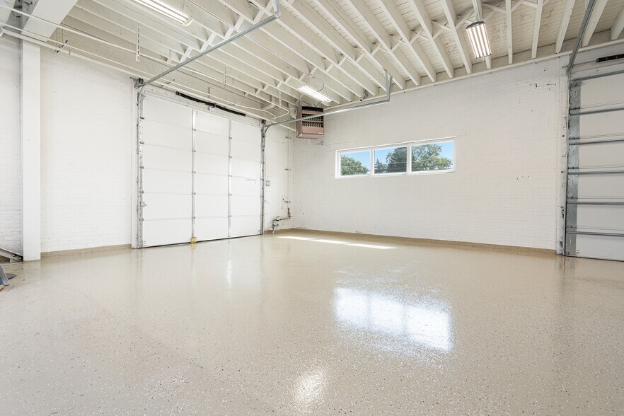 More Photos Of 1628 Rand Rd, Des Plaines Showroom For Sale