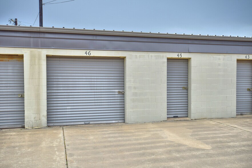 More Photos Of 5849 Holly Rd, Corpus Christi Self Storage For Sale