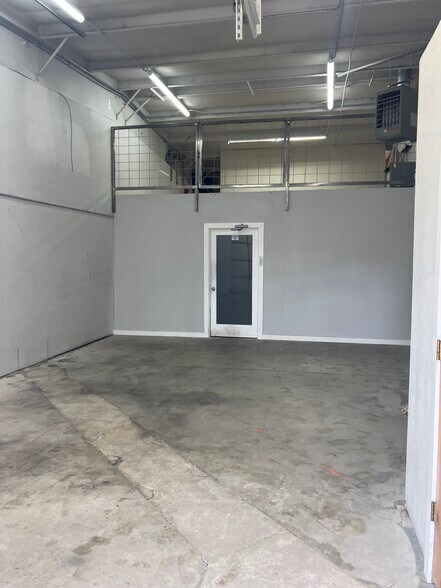 More Photos Of 127-129 S Cleveland Ave, Loveland Showroom For Lease