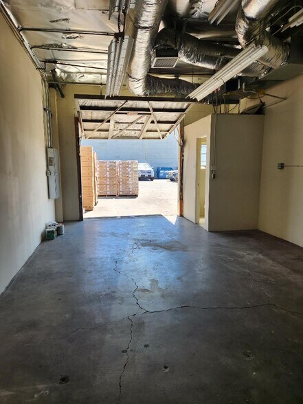 More Photos Of 6160 Lemona Ave, Van Nuys Warehouse For Lease