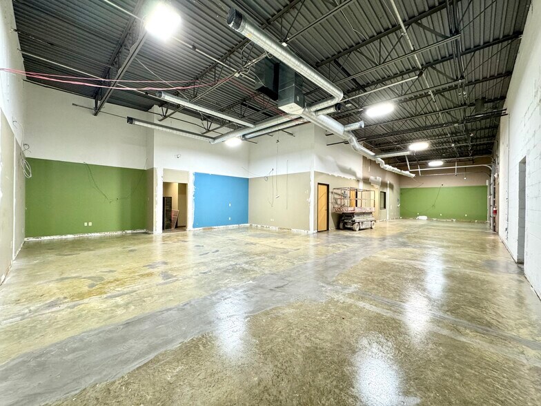 More Photos Of 8902 Vincennes Cir, Indianapolis Light Distribution For Lease