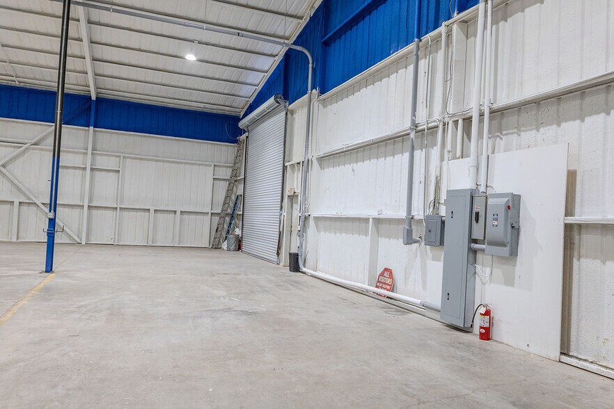 More Photos Of 6160 Mineral Wells Hwy, Weatherford Industrial For Lease