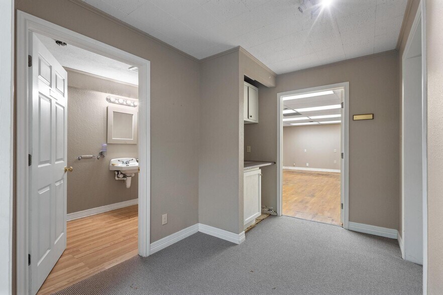 More Photos Of 111 S Travis St, Sherman Office For Sale