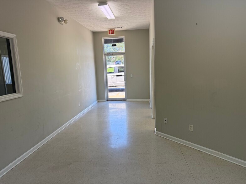 More Photos Of 1975 Mall Blvd, Auburn Warehouse For Lease
