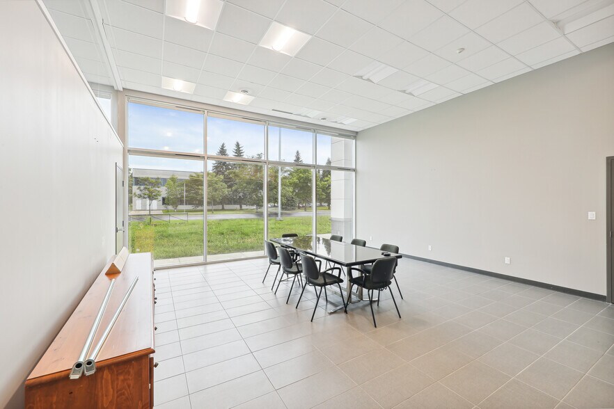 More Photos Of 665 Boul Clairevue O, St-Bruno-de-Montarville Light Distribution For Sale