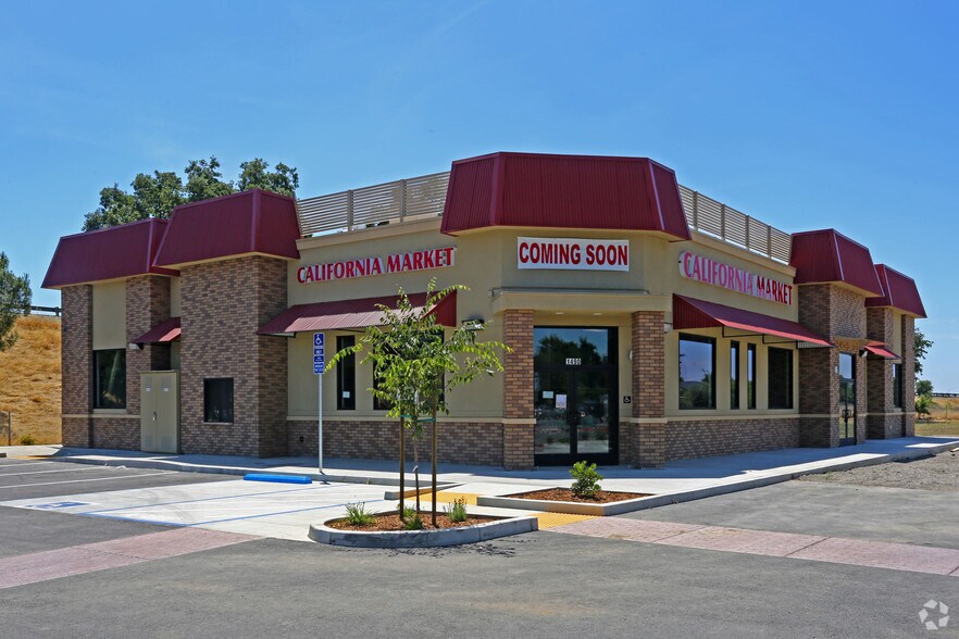 More Photos Of 1490 E Main St, Woodland Freestanding For Lease