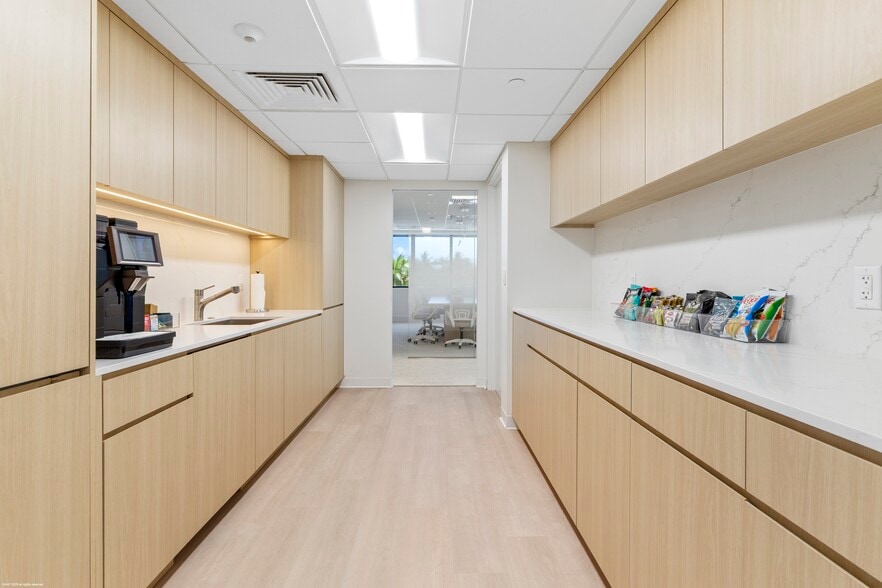 More Photos Of 324 Royal Palm Way, Palm Beach Office For Lease