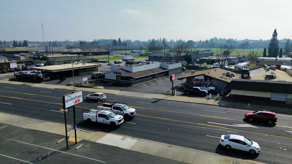 More Photos Of 1021 E F St, Oakdale Storefront For Sale