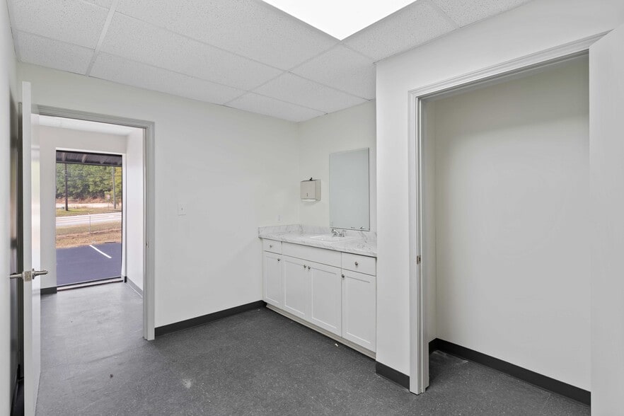 More Photos Of 3502 Moreland Ave, Conley Service For Lease