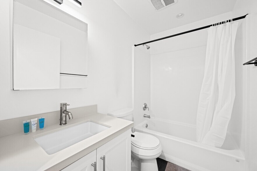 More Photos Of 2301 S Cloverdale Ave, Los Angeles Apartments For Sale