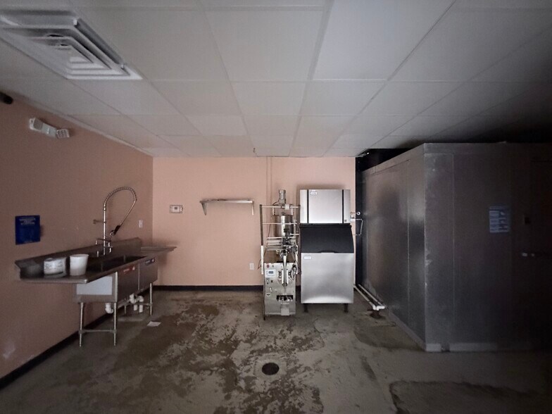 More Photos Of 3393-3437 Summer Ave, Memphis Storefront For Lease