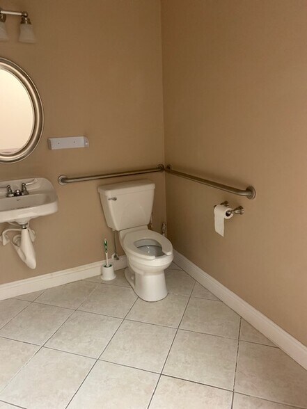 More Photos Of 262-264 Crystal Grove Blvd, Lutz Medical For Lease