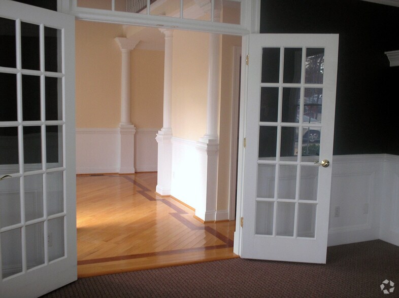 More Photos Of 368 McLaws Cir, Williamsburg Office For Lease
