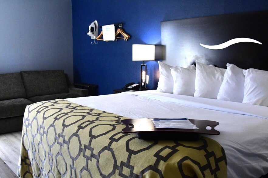 More Photos Of 2075 Highway 192 W, London Hotel For Sale