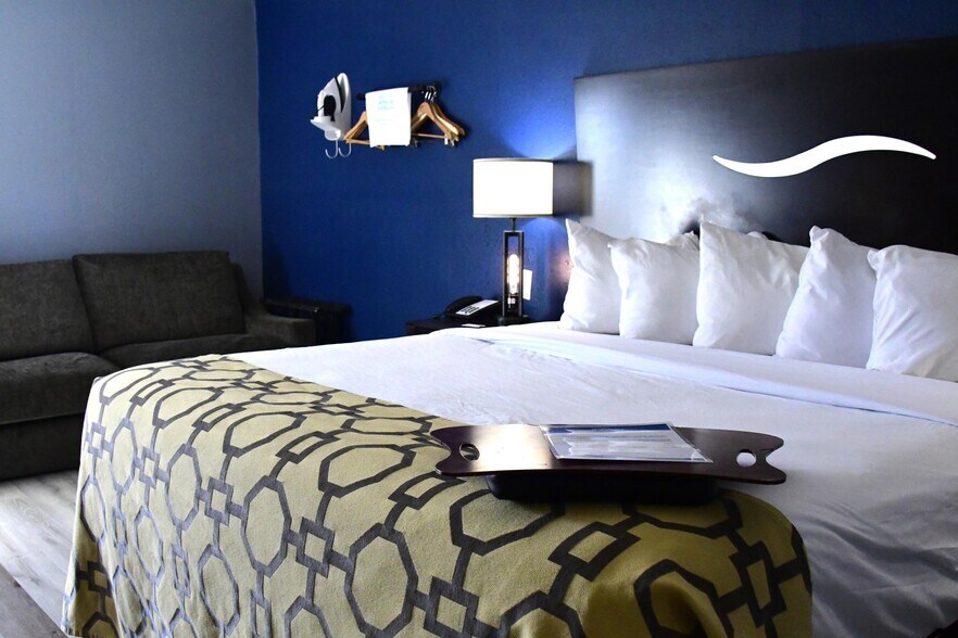 More Photos Of 2075 Highway 192 W, London Hotel For Sale