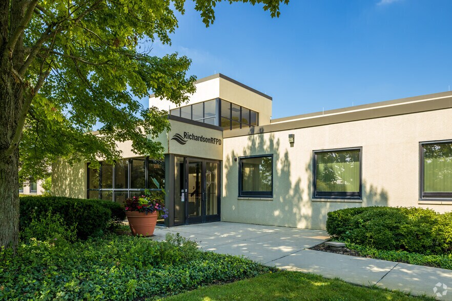 More Photos Of 1950 S Batavia Ave, Geneva Office For Lease