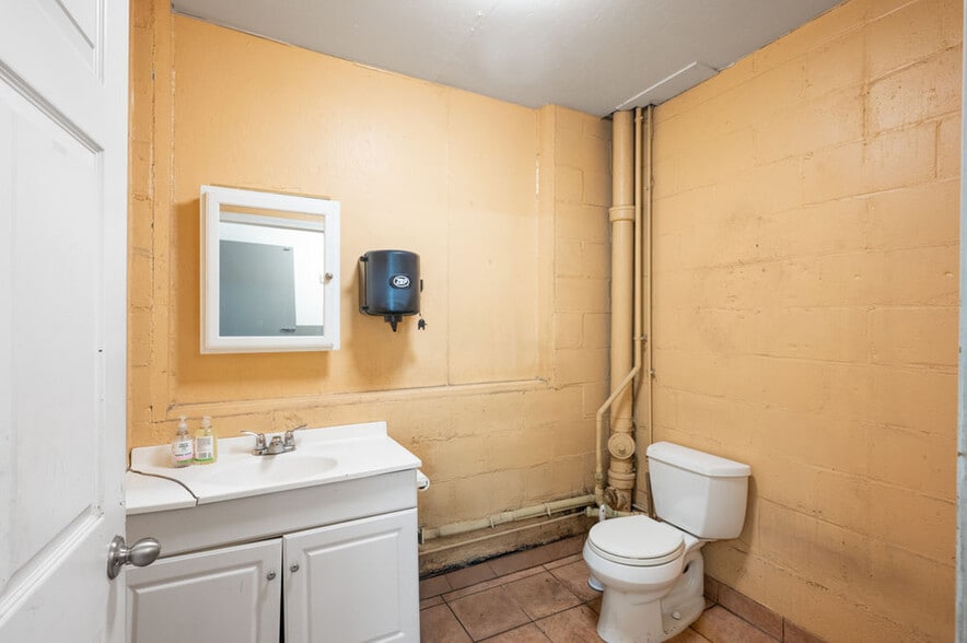 More Photos Of 20 Woodland St, Methuen Auto Repair For Sale