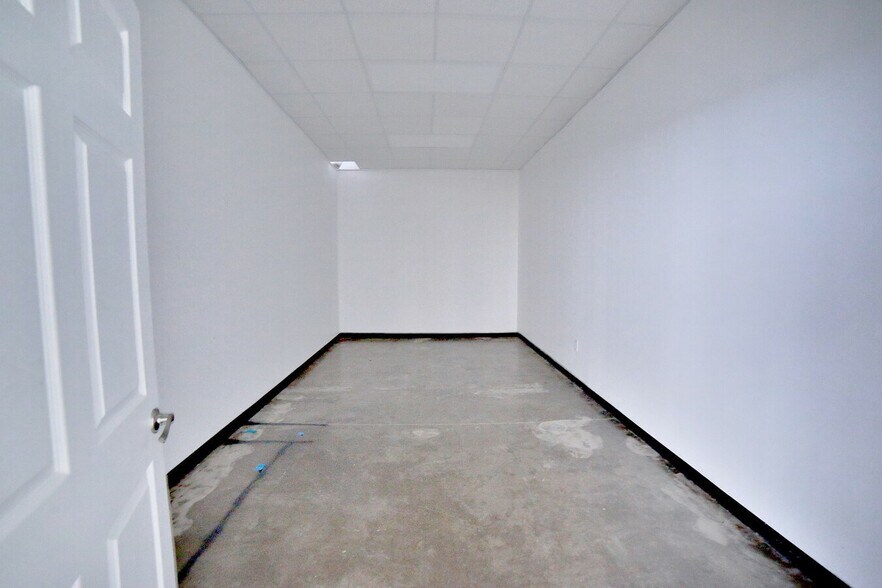 More Photos Of 11130 Gulf Fwy, Houston Storefront Retail Office For Lease