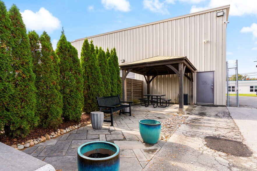 More Photos Of 3312 Gilmore Industrial Blvd, Louisville Warehouse For Lease