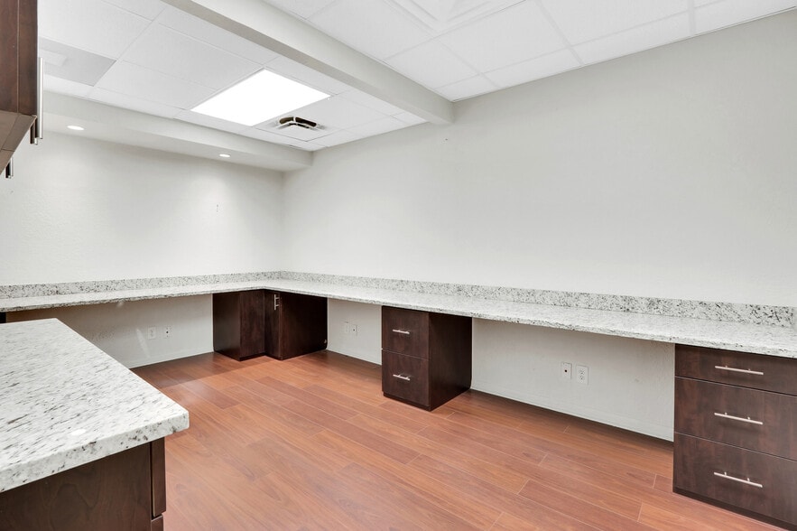 More Photos Of 2240 Palm Beach Lakes Blvd, West Palm Beach Office For Sale
