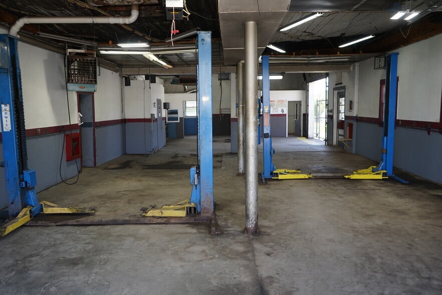 More Photos Of 429 Riverside St, Lowell Auto Repair For Sale