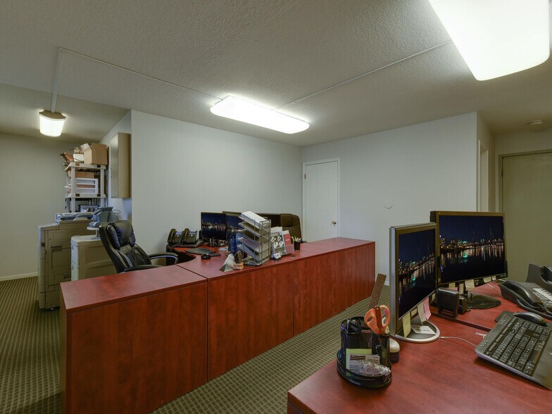 More Photos Of 3939 NE Hancock St, Portland Office For Sale