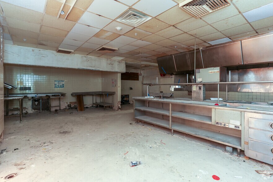 More Photos Of 2050 State Highway 31, Athens Showroom For Lease