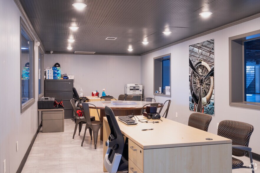 More Photos Of 10034 North Fwy, Houston Warehouse For Sale