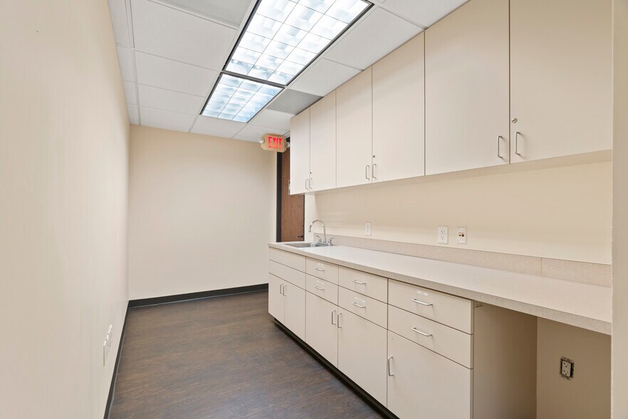 More Photos Of 17030 Nanes Dr, Houston Medical For Lease