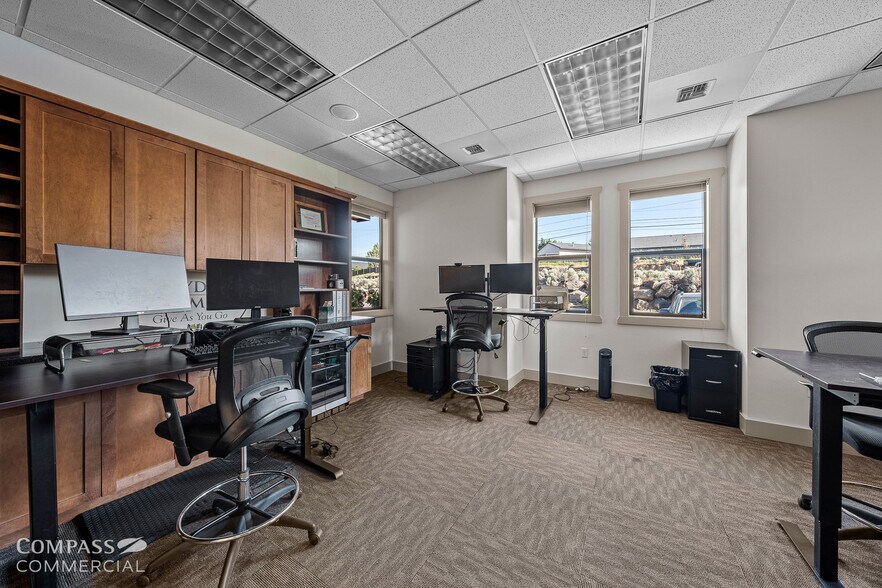 More Photos Of 2464 SW Glacier Pl, Redmond Office For Lease