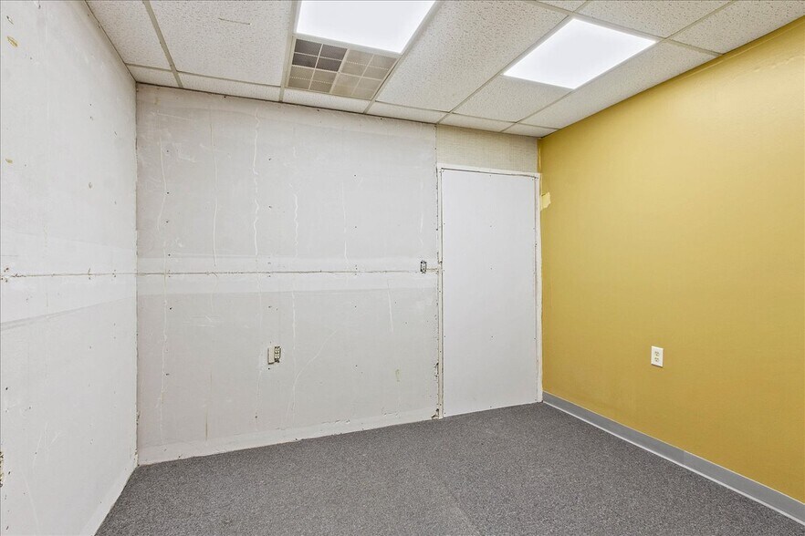 More Photos Of 6886 Wishart St, Huntsville Light Distribution For Lease