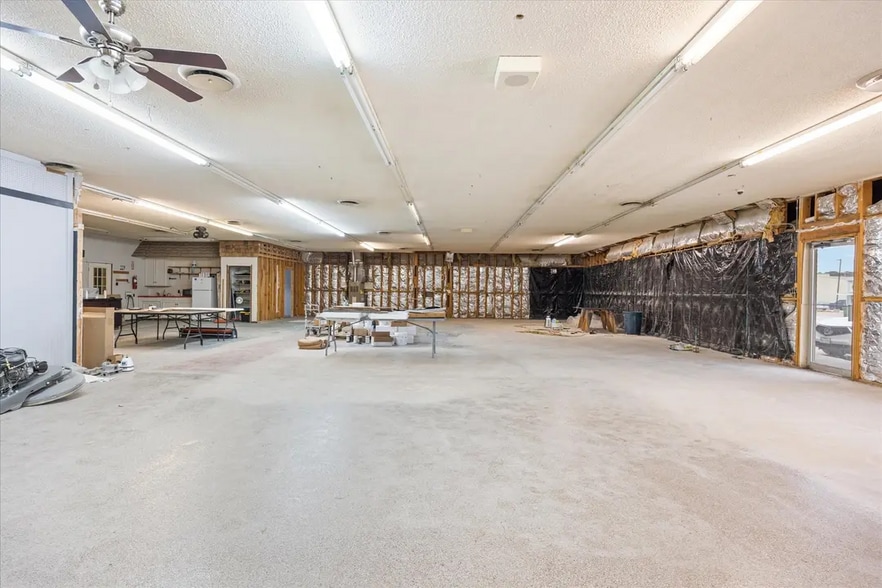 More Photos Of 1409 NE Barnard St, Glen Rose Storefront Retail Office For Sale