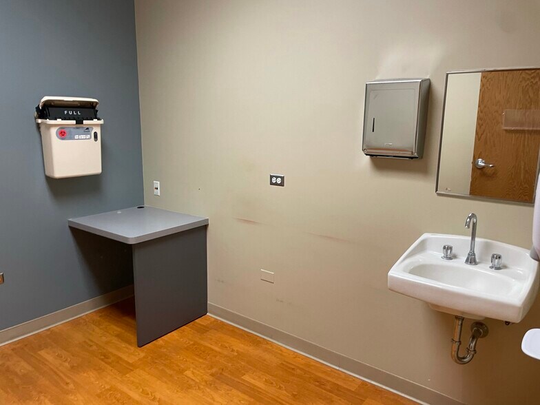 More Photos Of 3703 Doty Rd, Woodstock Medical For Lease