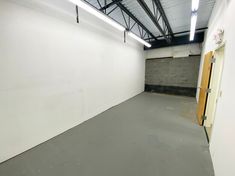 More Photos Of 21 Northwestern Dr, Salem Warehouse For Lease