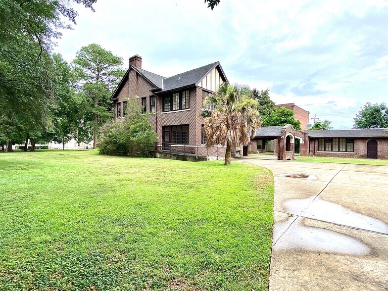 More Photos Of 219 N Broadway St, Tupelo General Retail For Lease